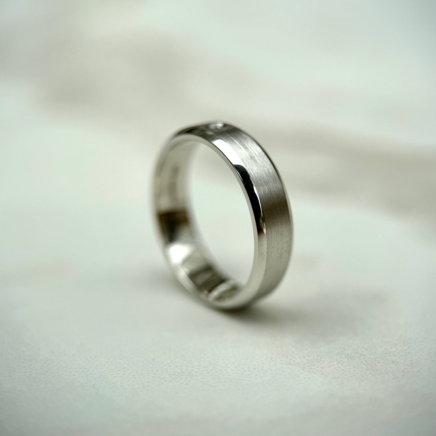 Polished Edge Band with Single Diamond and Matt Centre - 5mm