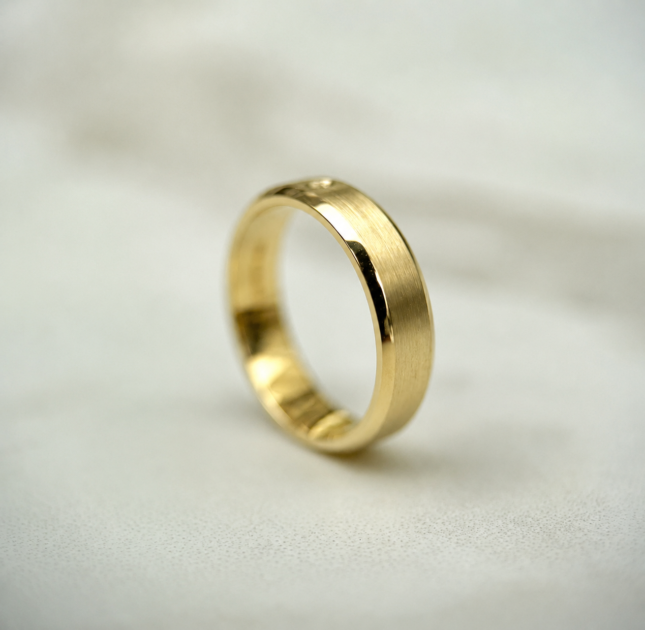Polished Edge Band with Single Diamond and Matte Centre - 5mm