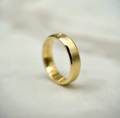 Polished Edge Band with Single Diamond and Matte Centre - 5mm