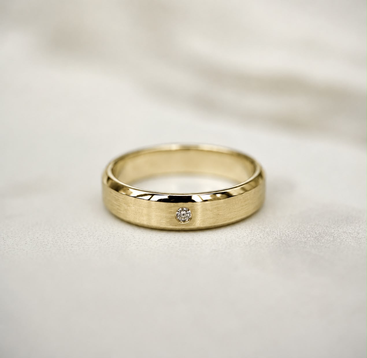 Polished Edge Band with Single Diamond and Matte Centre - 5mm