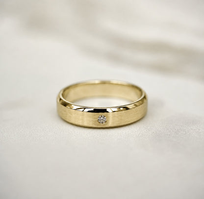 Polished Edge Band with Single Diamond and Matte Centre - 5mm