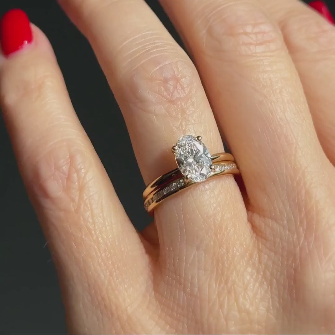 Classic Oval Cut Solitaire D/E VVS) – London