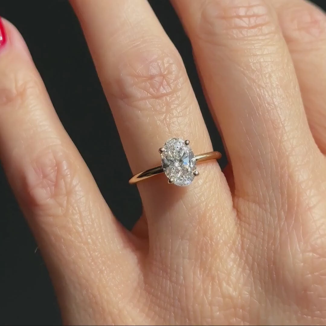 Classic Oval Cut Solitaire D/E VVS) – London